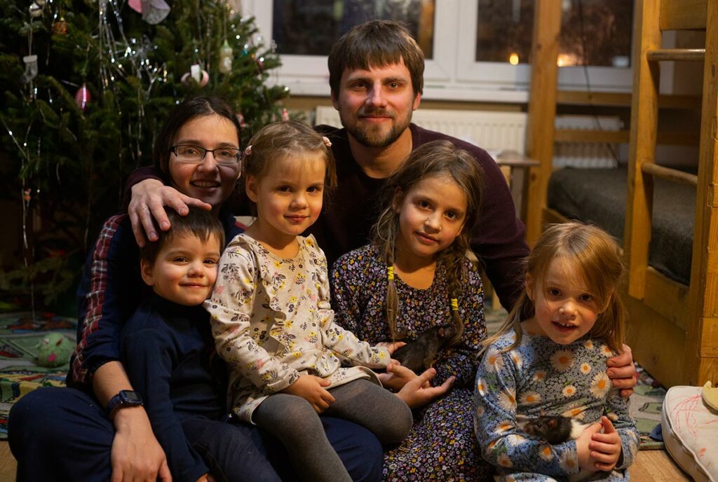 Семейная фотография у новогодней елки
