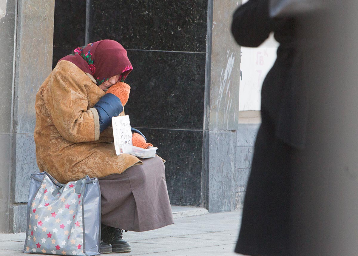 Милостыня в православии. Высказывания святых отцов о милосердии и доброте. Можно ли подавать милостыню. Подаяние милостыни. Попрошайка с протянутой рукой.