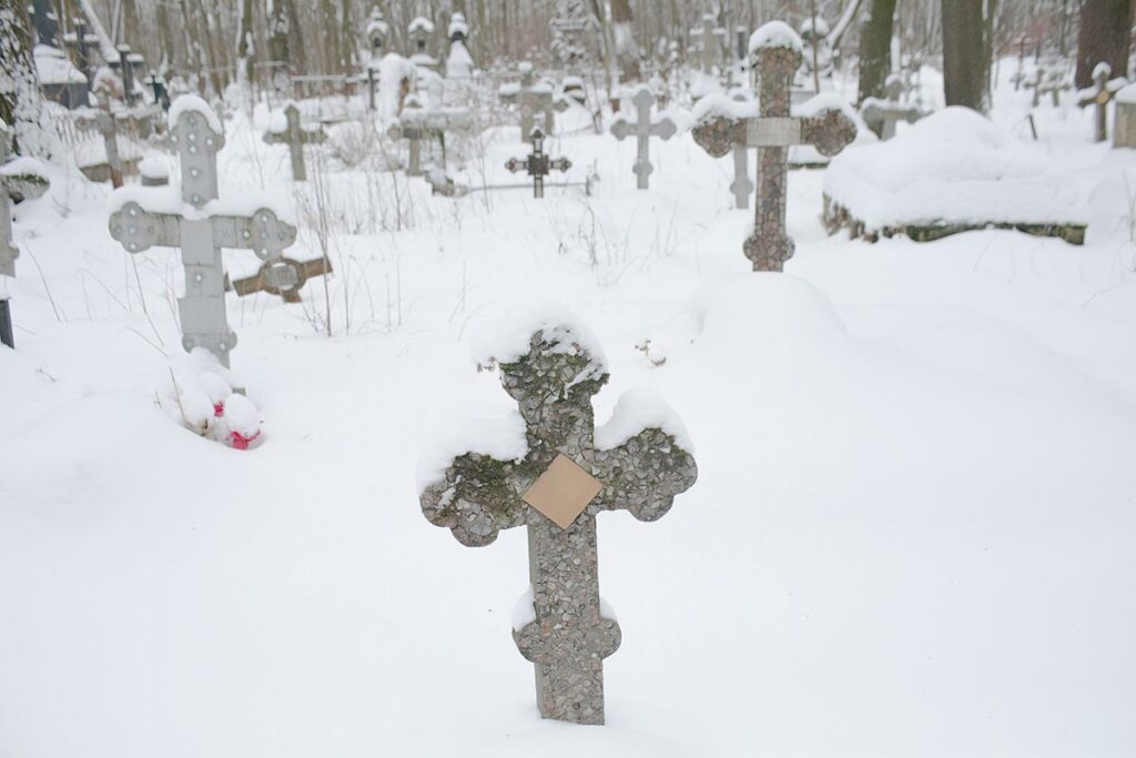 Могильные кресты в снегу на Смоленском кладбище