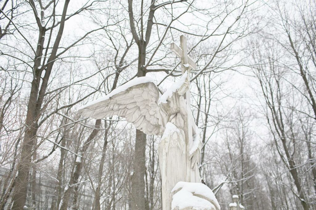 Надгробный памятник в виде ангела с крестом