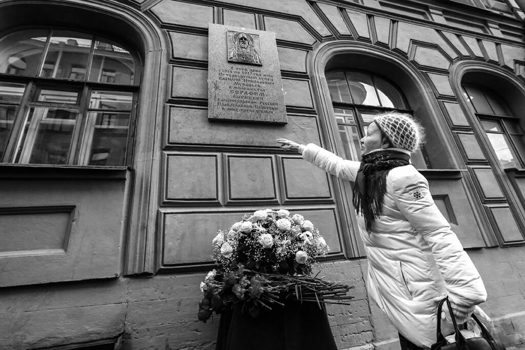 На открытии мемориальной доски преподобному Серафиму Вырицкому на фасаде дома в Апраксином переулке, где он жил с 1914 по 1917 год.