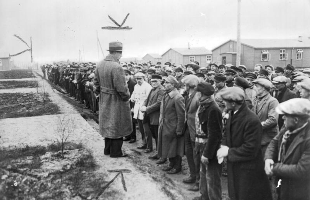 Рудольф Дильс из Министерства внутренних дел Пруссии обращается к заключенным в концлагере Эстервеген, декабрь 1933 г.