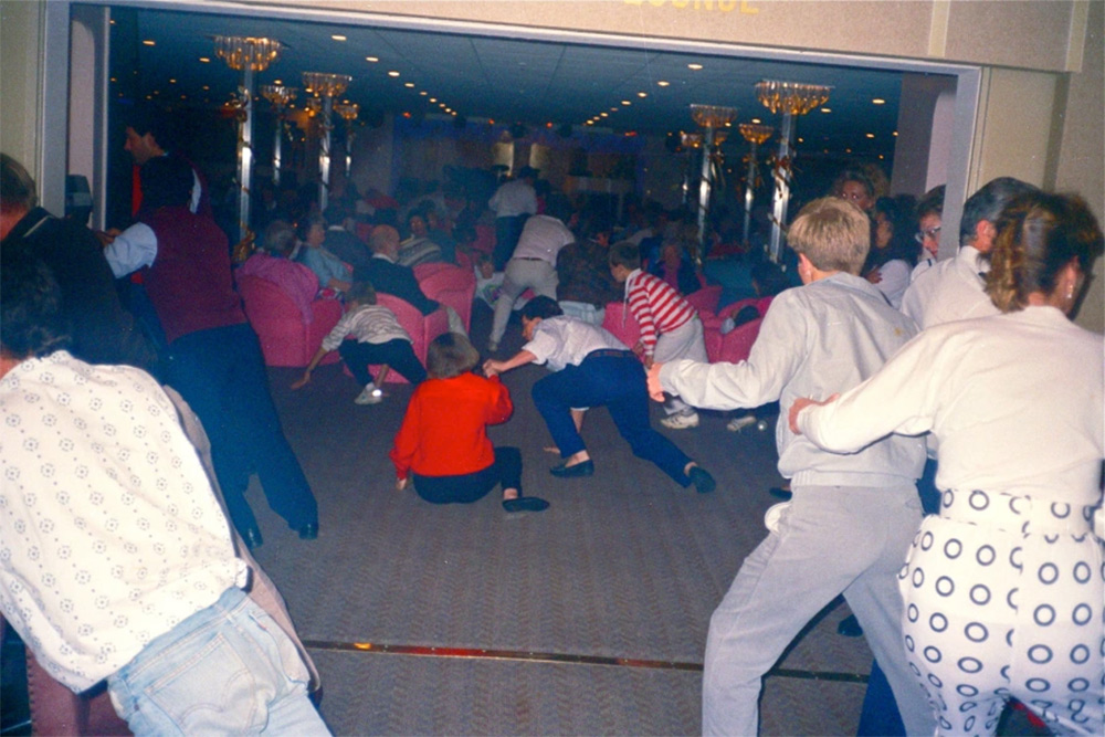 Раскачивающийся зал в круизном лайнере, падающие пассажиры