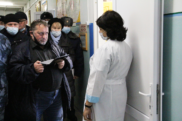 Андрей Бабушкин разговаривает с медиком в исправительной колонии №6