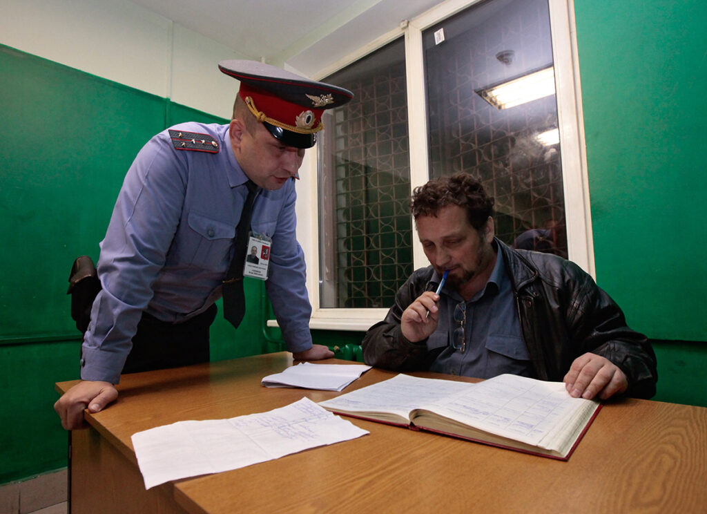 Андрей Бабушкин и сотрудник ГУВД Москвы в отделе ГУВД
