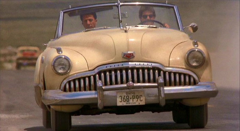 Кадр из фильма «Человек дождя». Герои Тома Круза и Дастина Хоффмана едут на старом кабриолете