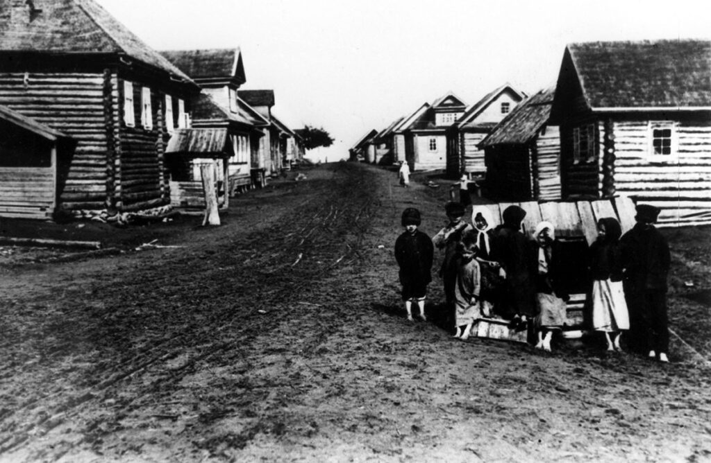 Деревенские дети у колодца. Тверская губерния. 1909-1911 годы