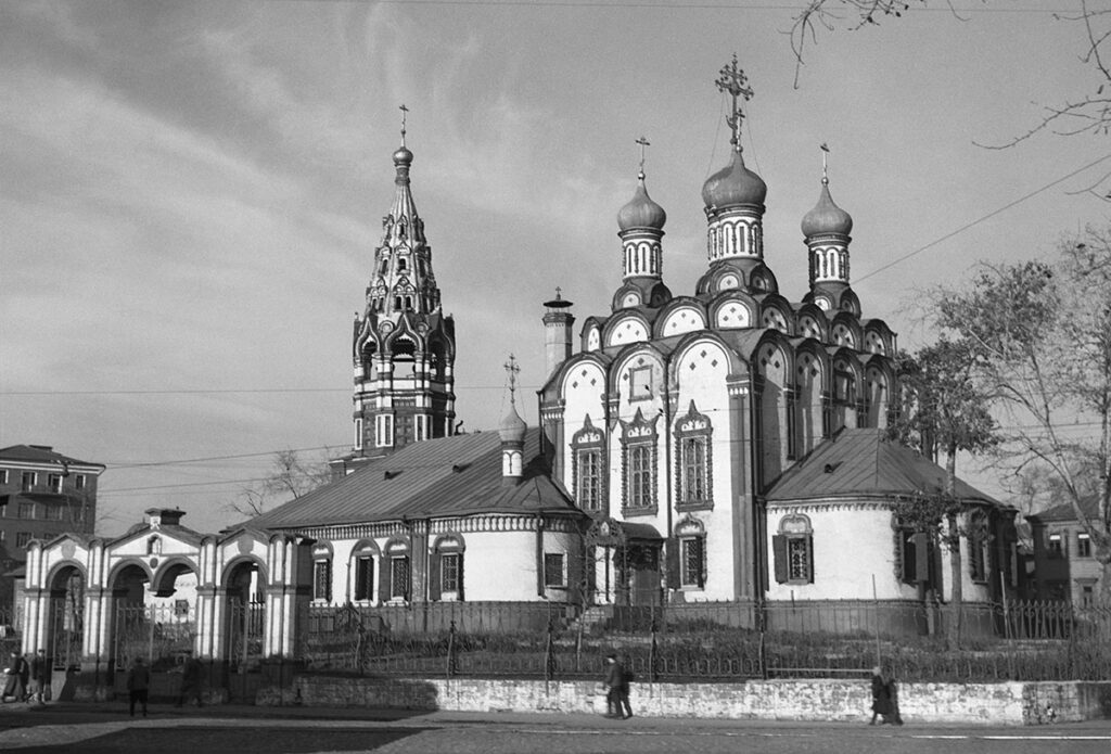 Черно-белый снимок храма Николая Чудотворца в Хамовниках