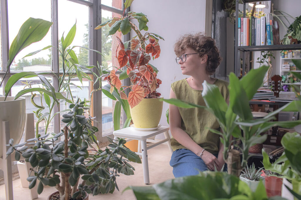 Маша Грекова среди растений в цветочной мастерской