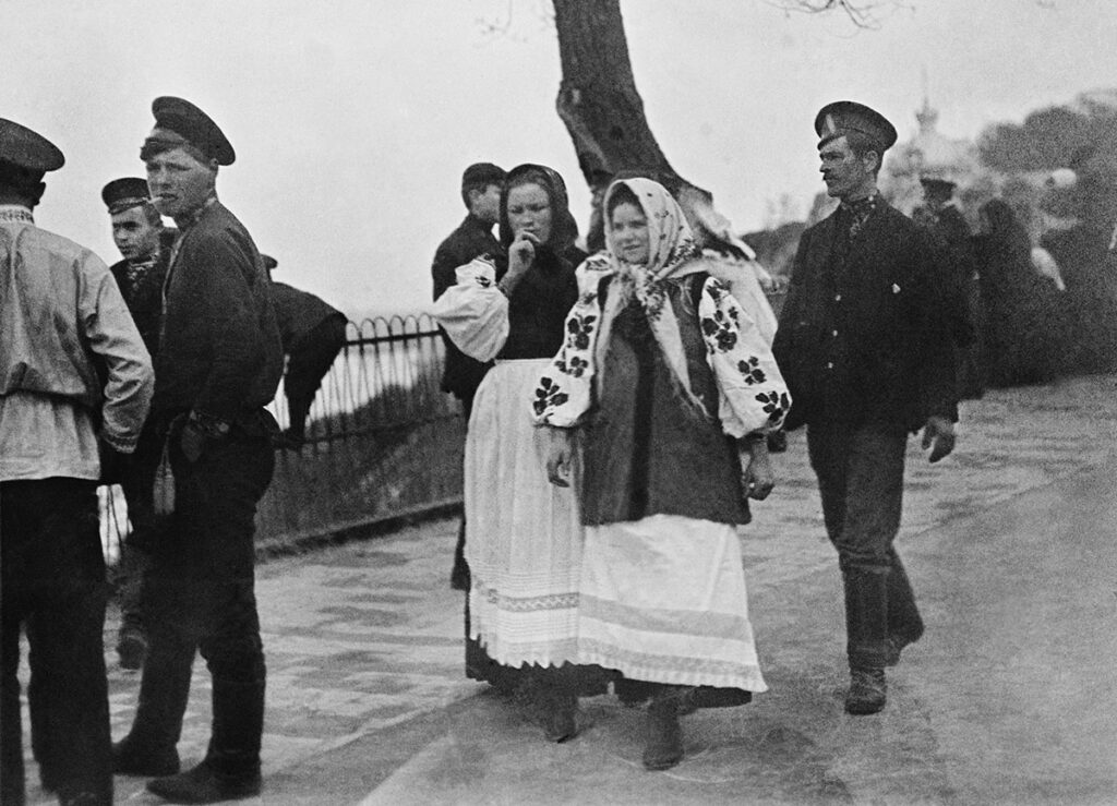 Народные гуляния на Владимирской горке в Киеве. Нарядно одетые молодые люди. 1910 год