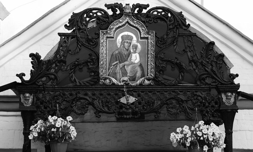 Образ Богоматери «Споручница грешных» над входом в храм Святителя Николая в Хамовниках в Москве