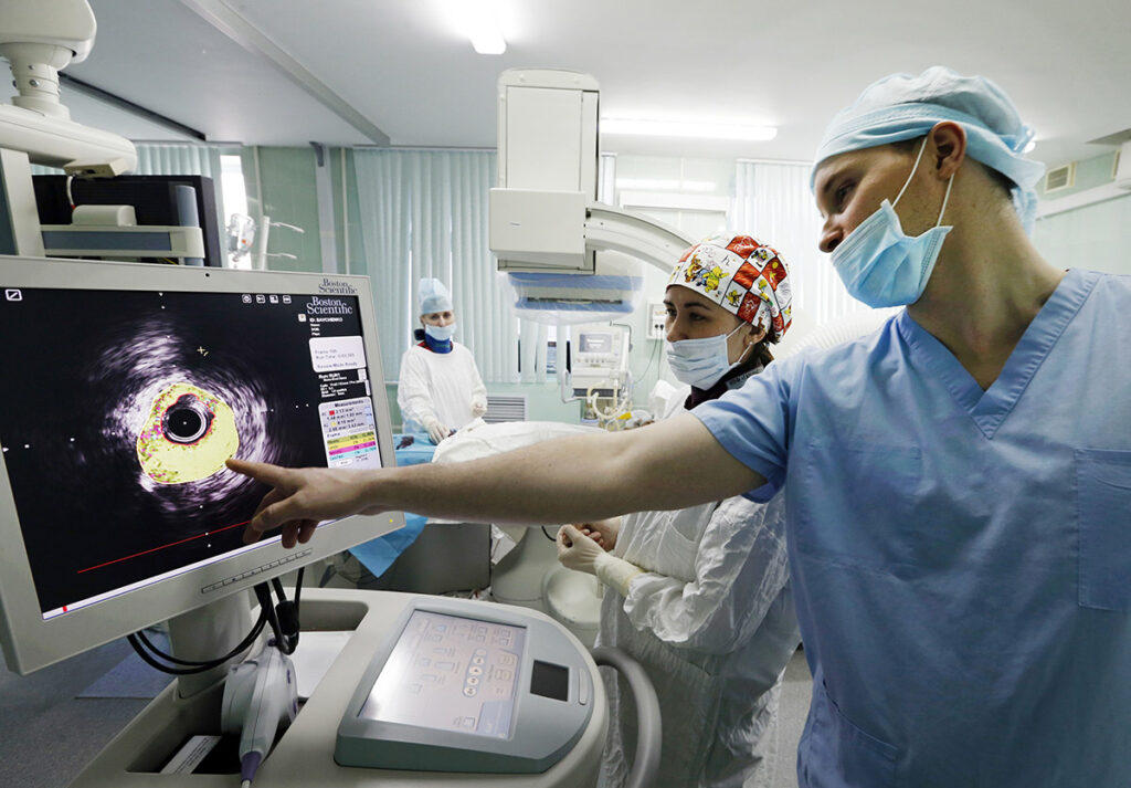 В операционной во время стентирования внутренней сонной артерии