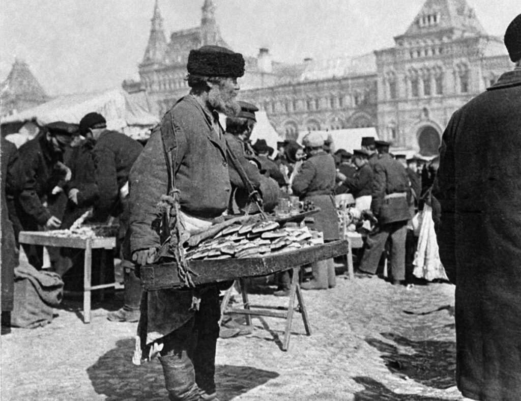 Разносчик, торгующий пирожками на Красной площади, 1900-е годы