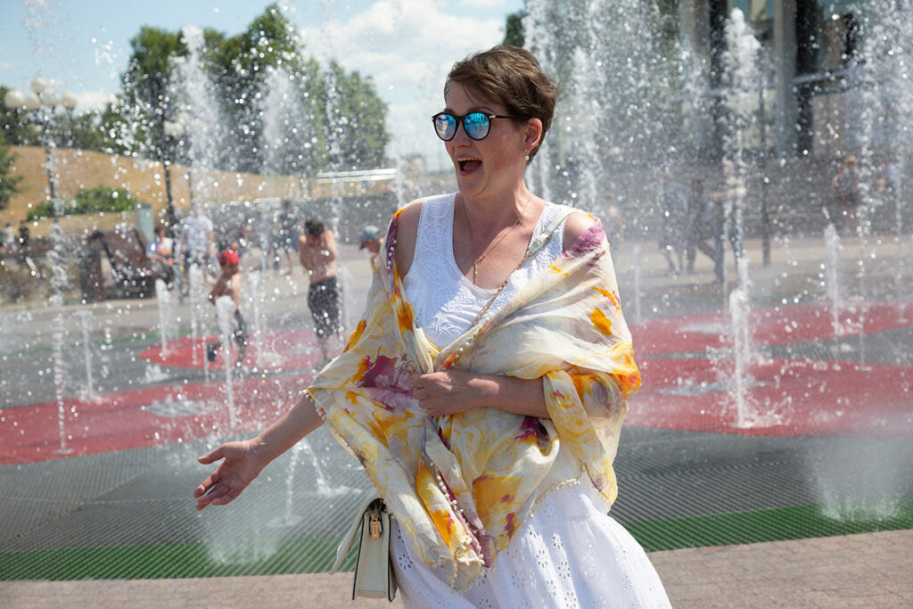Юлия в солнцезащитных очках у фонтана