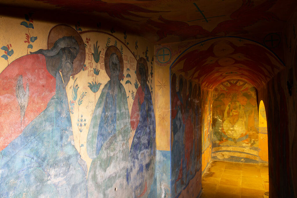 Фреска с изображением свв. праотцов Исаака, Авраама и Иакова в коридоре, ведущем к месту желаемого погребения прпмц. Елизаветы Федоровны 