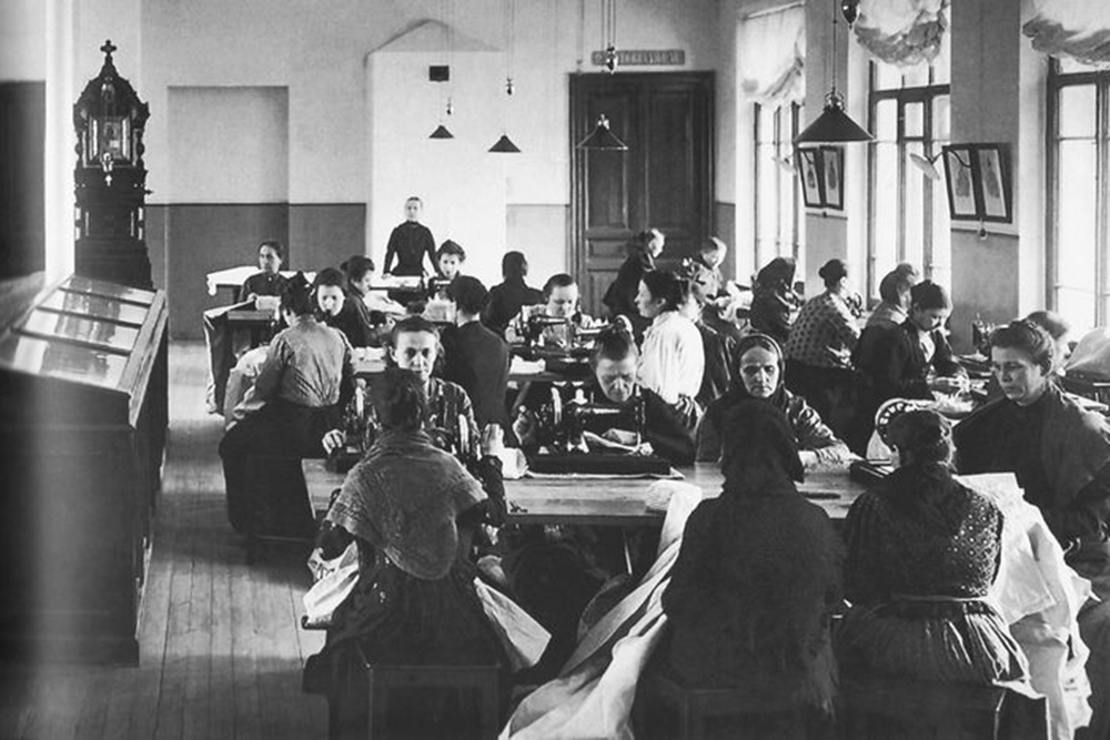 Женщины за шитьем в доме трудолюбия.
