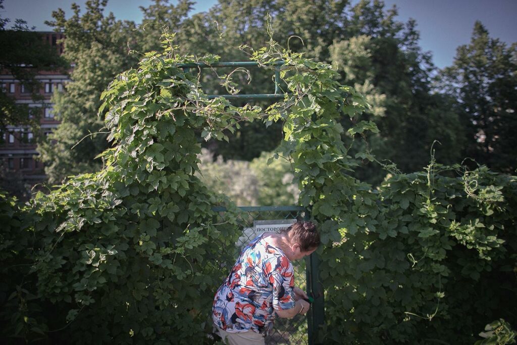 Ирина Анатольевна закрывает калитку ботанического сада