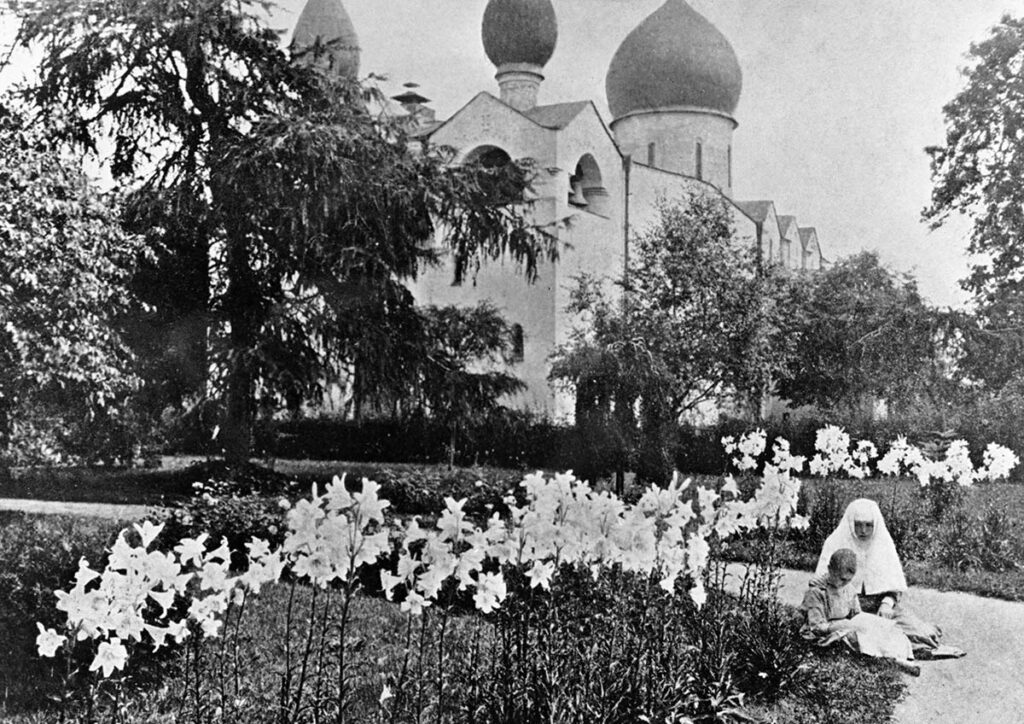 Сестра Марфо-Мариинской обители в саду с ребенком