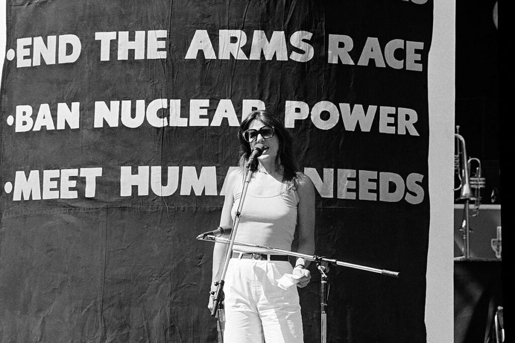Патти Дэвис во время выступления на митинге против ядерного оружия