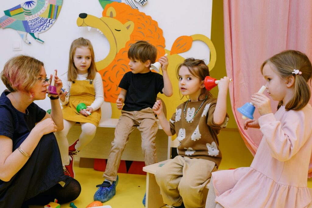 Занятие в детском саду: воспитатель и четыре реббенка