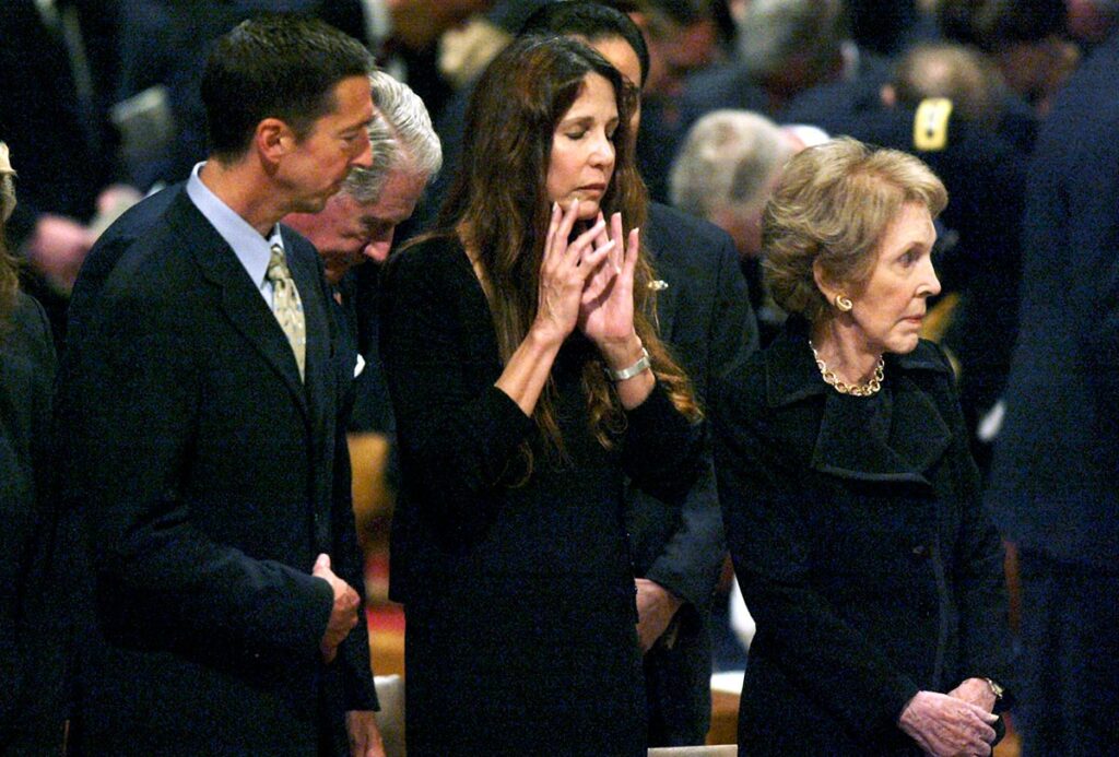 Патти Дэвис с матерью Нэнси Рейган и братом на похоронах отца Рональда Рейгана