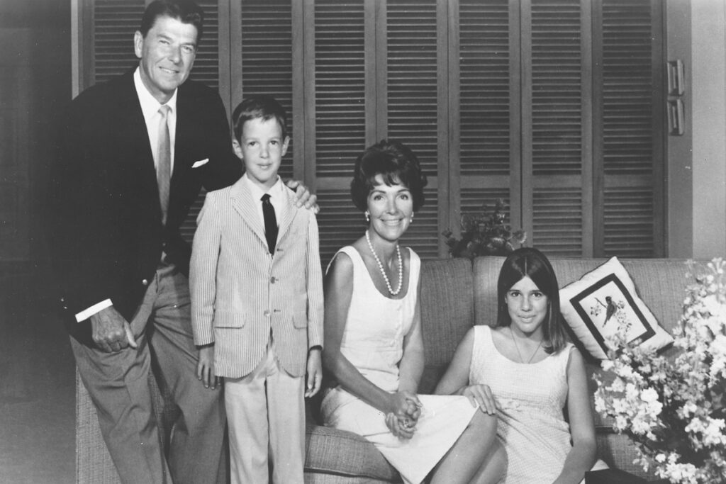 Черно-белый снимок семьи Рейган в 1967 году: Рональд Рейган, сын 