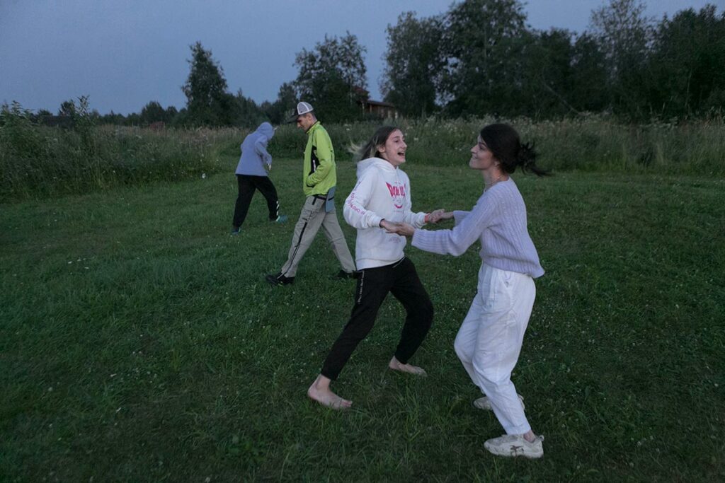 Две девушки кружатся на поляне
