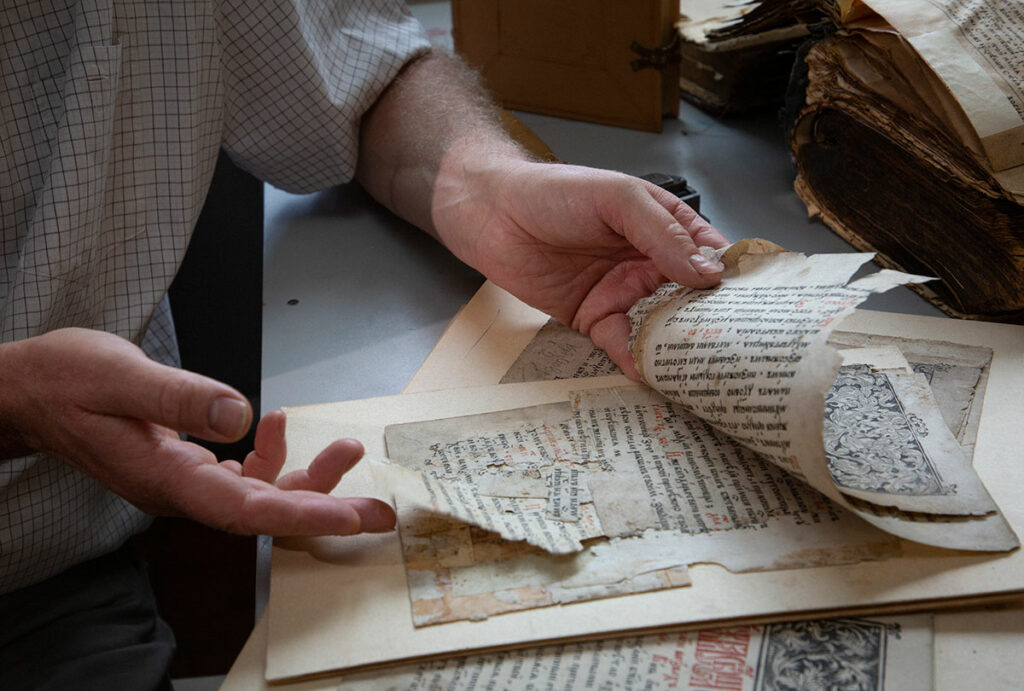 Ян Ден-Бисен в своей мастерской. В руках старинная летопись