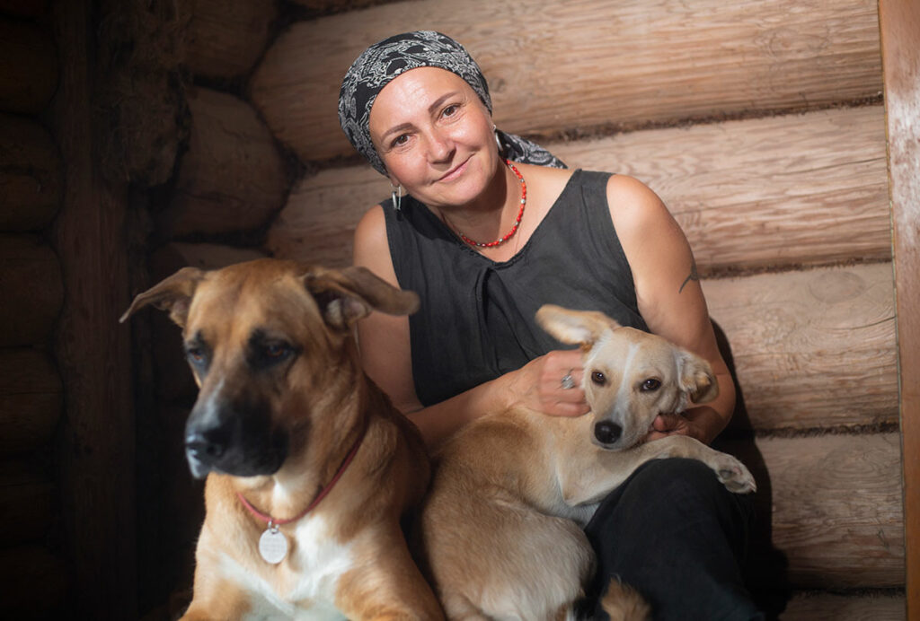 Арина Федчина с двумя собаками в своем доме