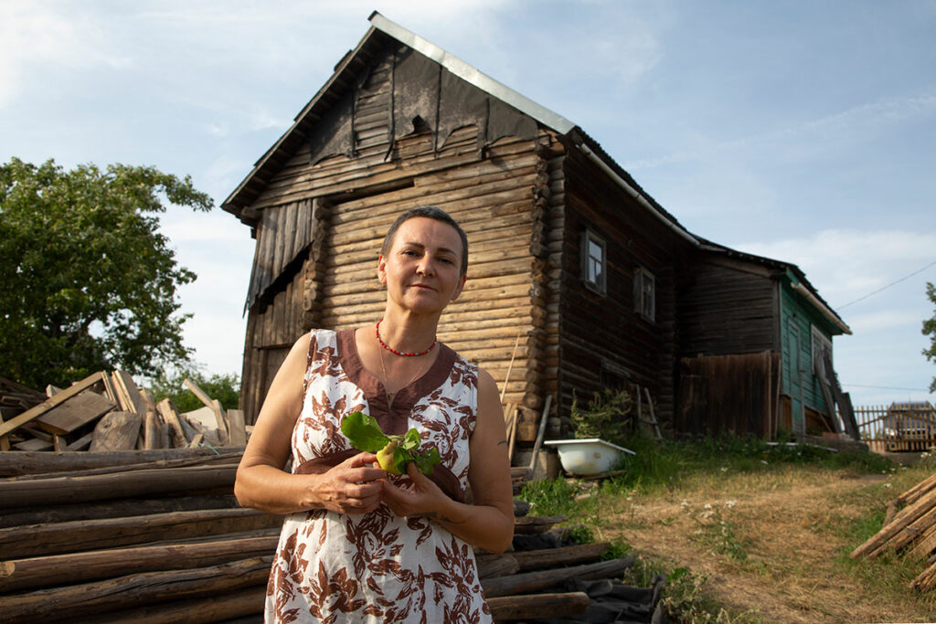 Арина Федчина на фоне своего дома