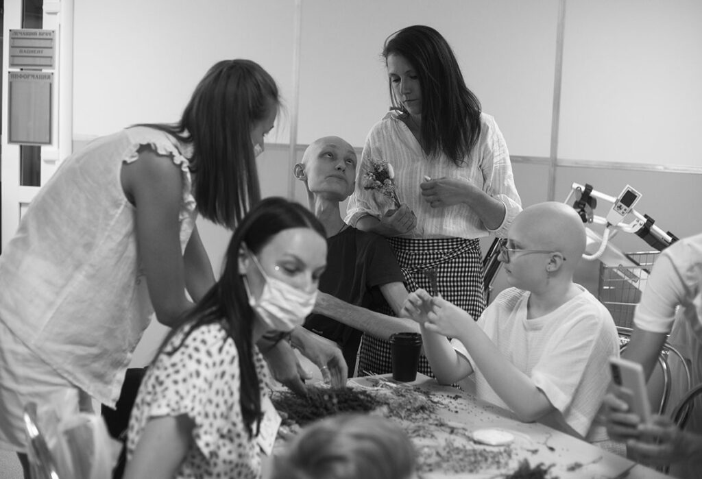 Мария в больнице с больными детьми и подростками проводит мастер-класс