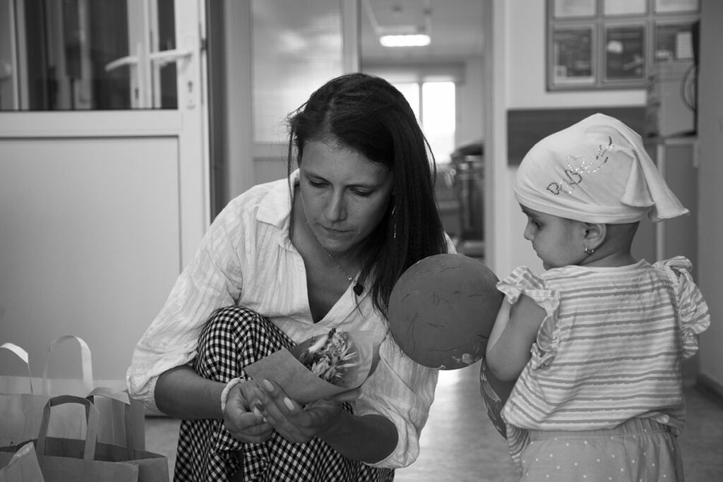 Мария Томич и больная девочка с шариком