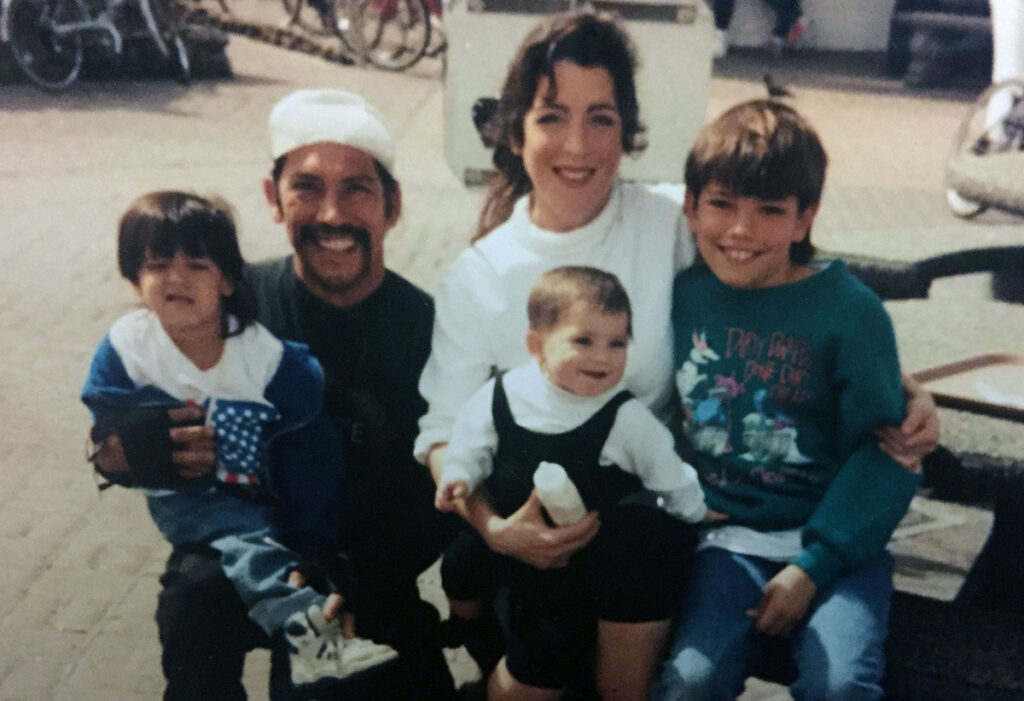 Дэнни с семьей в 1990 году