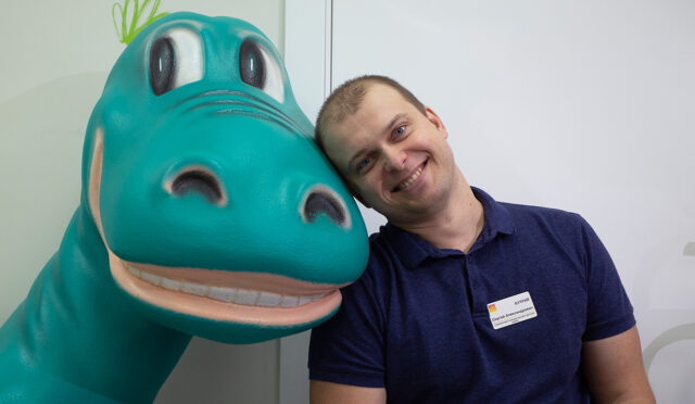 Игрушечный динозавр и врач Сергей Бутрий