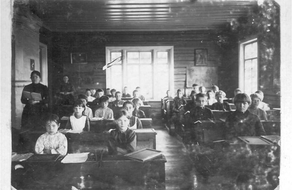 Народное училище, выстроенное Алексеем и Анной Памфиловыми, 1895 год