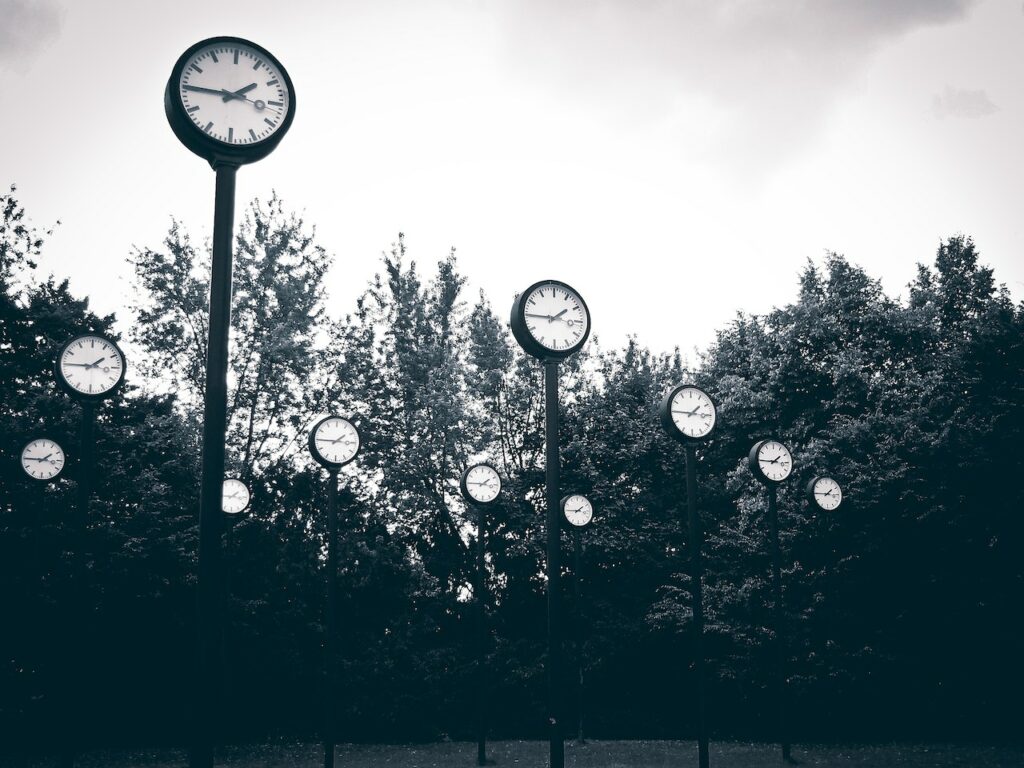 Черно-белая фотография уличных часов