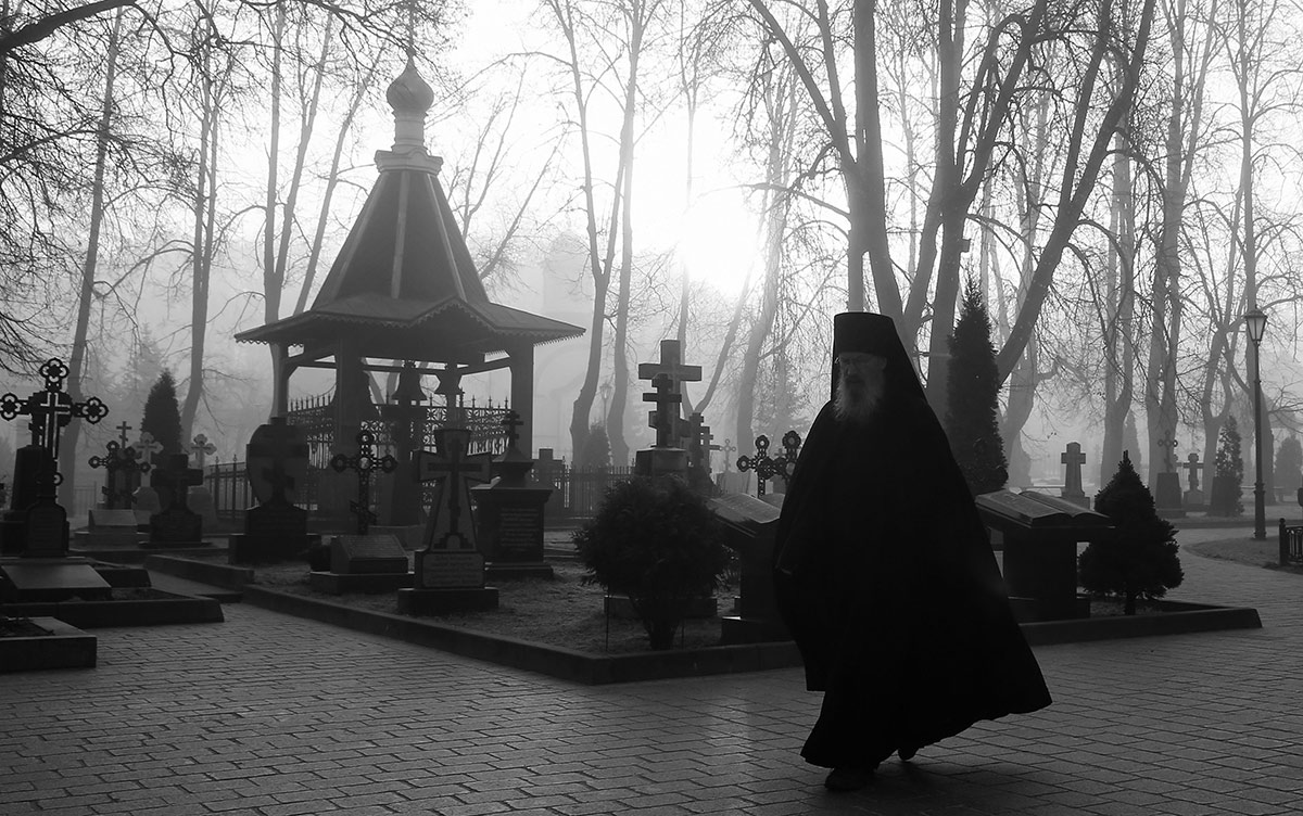 Оптина прозорливые. Оптина пустынь монахи. Оптина пустынь монашеские могилы. Сергей Мариупольский Оптина пустынь. Оптинская пустынь монастырь кладбище.