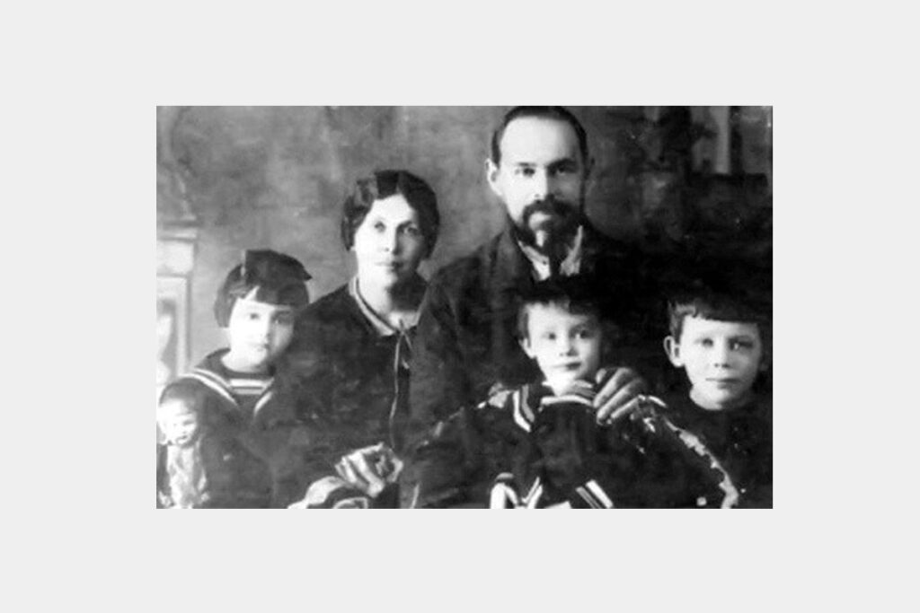 Николай Пестов с родителями, сестрой и братом
