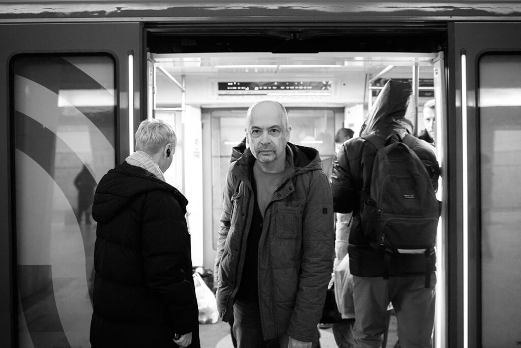 Черно-белая фотография Петра Дмитриевского выходящего из вагона метро