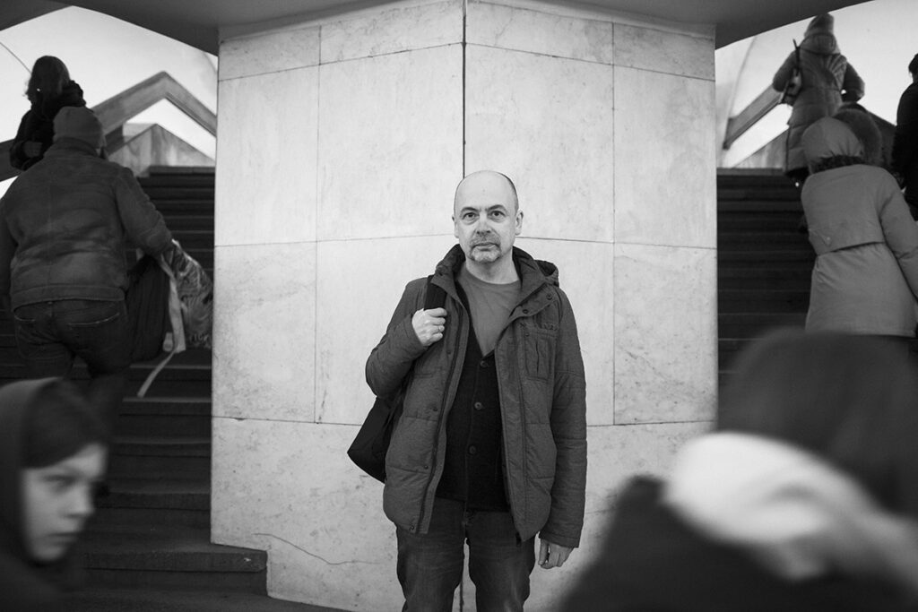 Черно-белая фотография Петра Дмитриевского в метро 