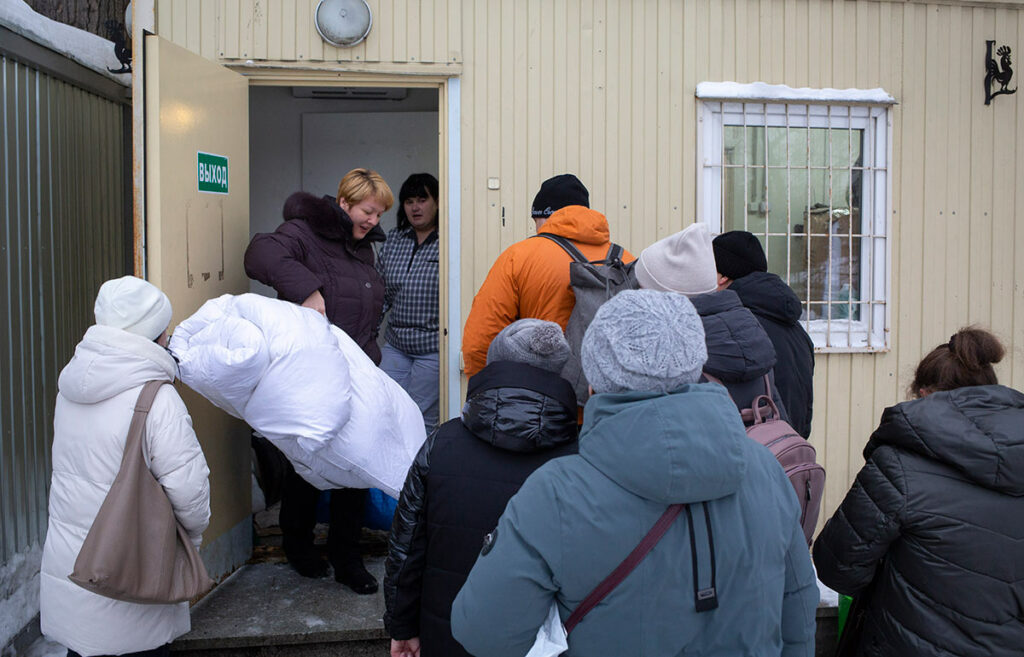 Получение помощи - очередь за одеялами