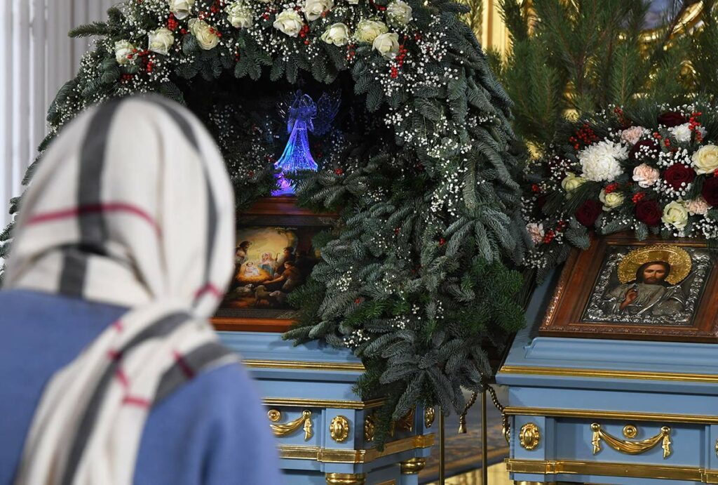 Верующая перед началом Рождественского богослужения в соборе Казанской иконы Божией Матери в Казани