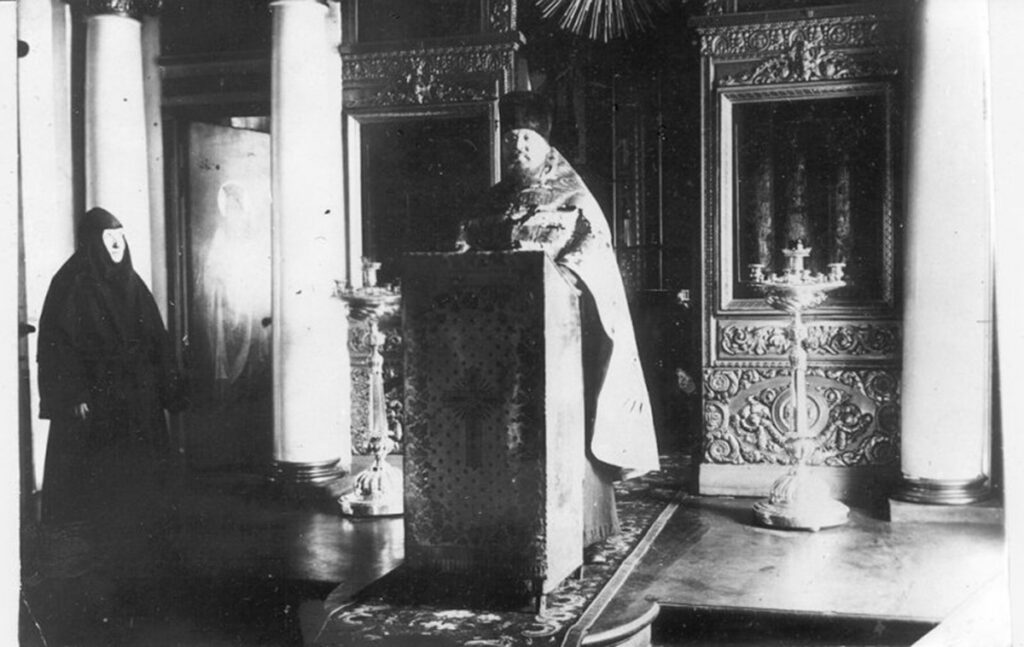 Отец Илья в храме Николы в Толмачах, 1929 г.