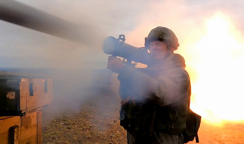 Солдат во время стрельбы из реактивного пехотного огнемета
