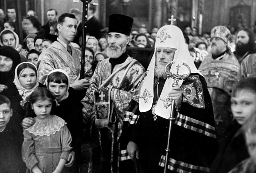 Рождественское богослужение в Елоховском кафедральном соборе. Справа - патриарх Алексий (Симанский). 1946 год, Москва
