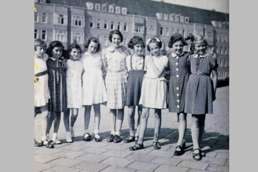 День рождения Анны в июне 1939 года, Анна – вторая слева, Ханна – четвертая слева