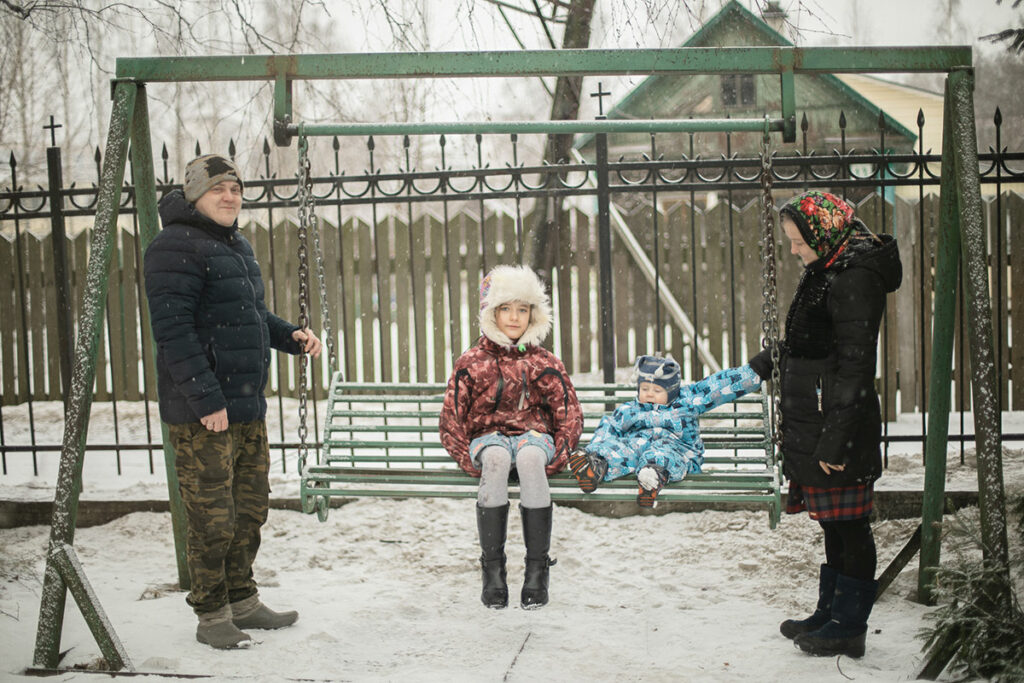 Олеся, Вадим и их дети на качелях