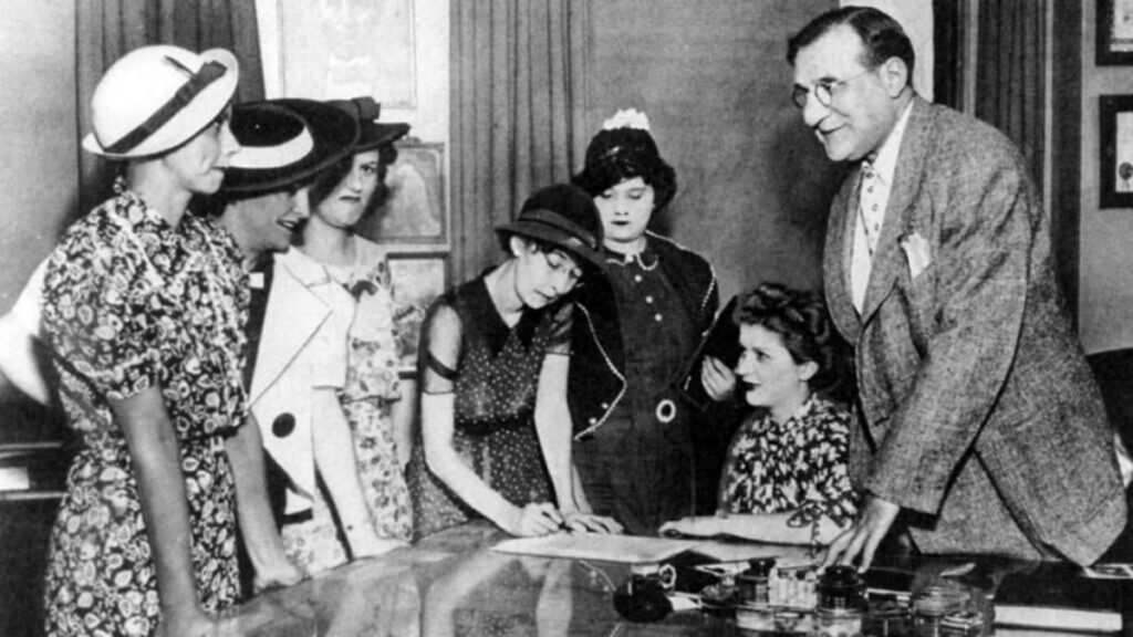 Адвокат Рэймонд Берри со своими клиентами – «радиевыми девушками», 1928 год