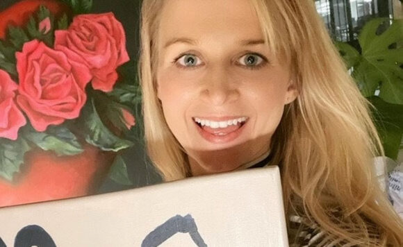 Девушка на фоне роз