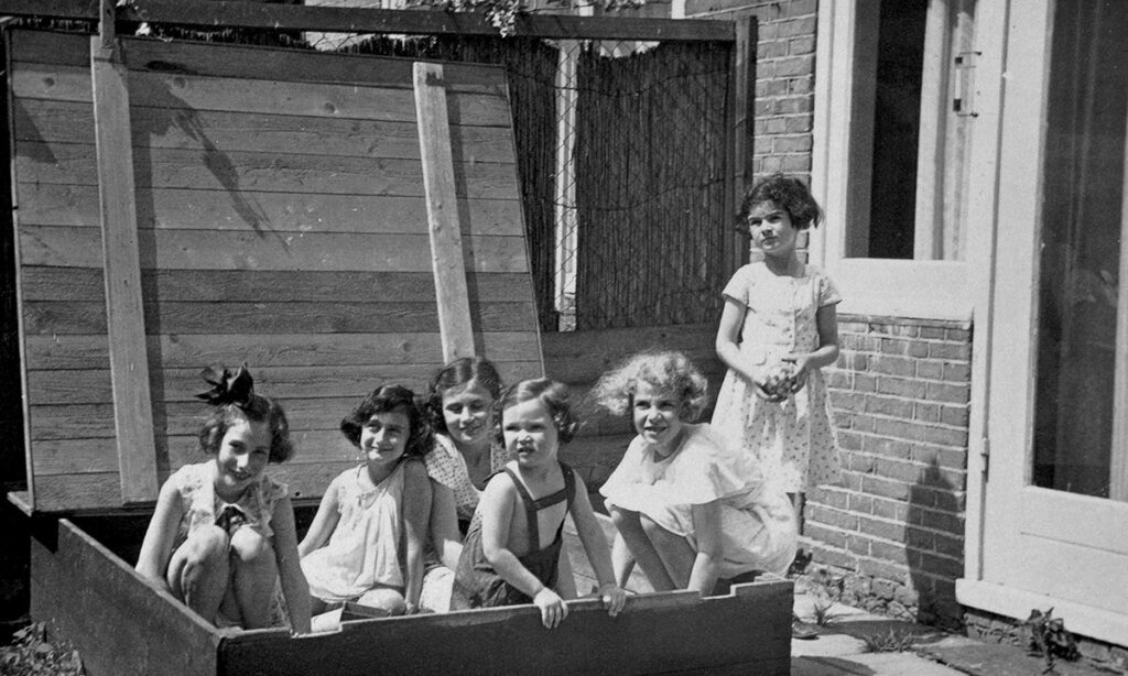 В песочнице с подругами: крайняя слева Ханна, вторая слева – Анна Франк, 1937 год